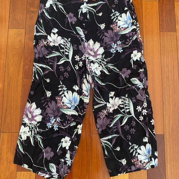 Lightweight Black Floral Cropped Pants / Culottes - Picture 2 of 5